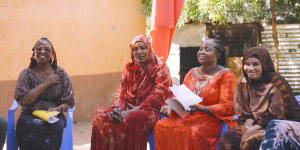 Abdia parla alle donne della sua comunità per sensibilizzare sui rischi delle MGF