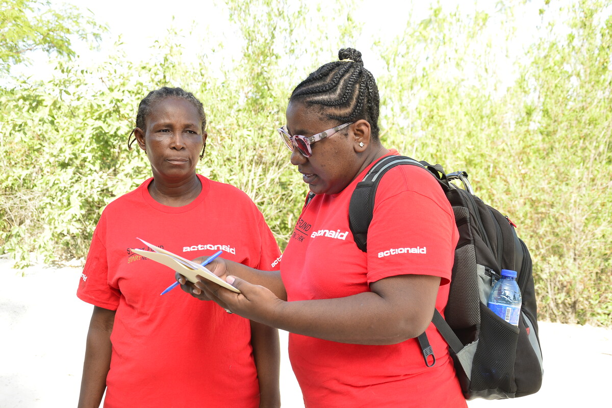 Due donne con la maglia di ActionAid ad Haiti