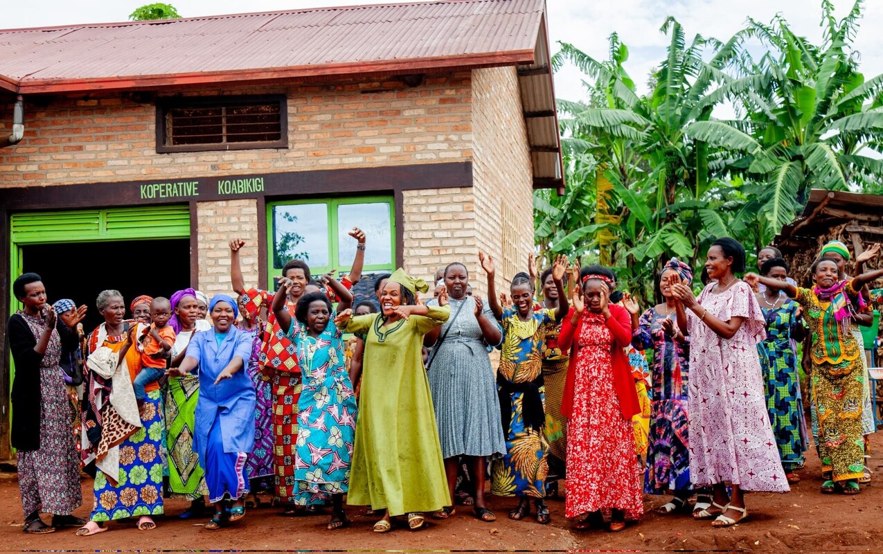 Gruppo di donne del Rwanda vestite in abiti tradizionali colorati festeggiano