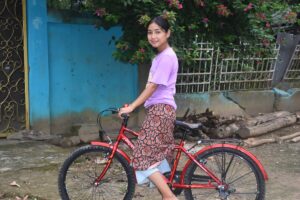 Nai Swe Khoi, una ragazza del bangladesh, in sella alla sua bicicletta