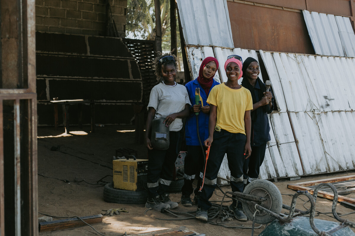 Quattro ragazze del Mozambico seguono il training per diventare fabbri
